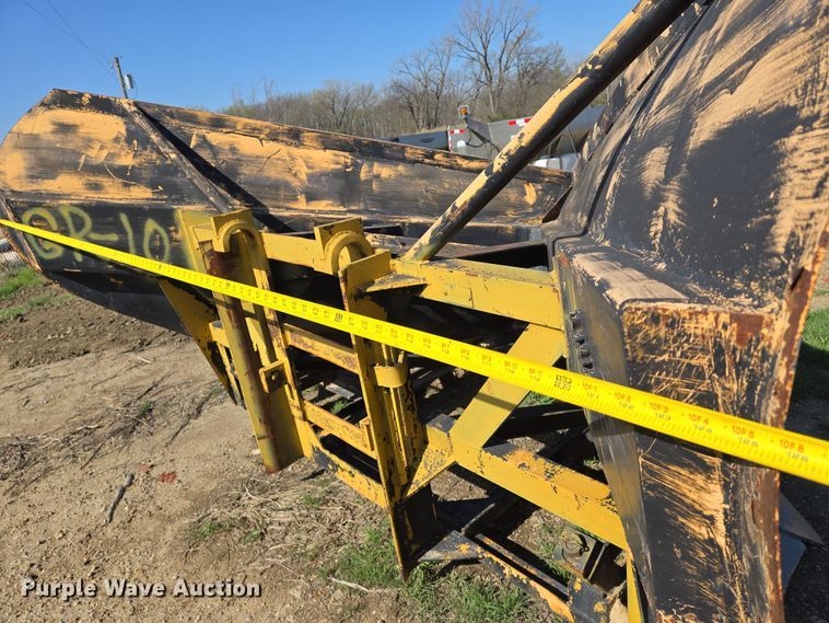 image for item EN8882 Henke V-plow