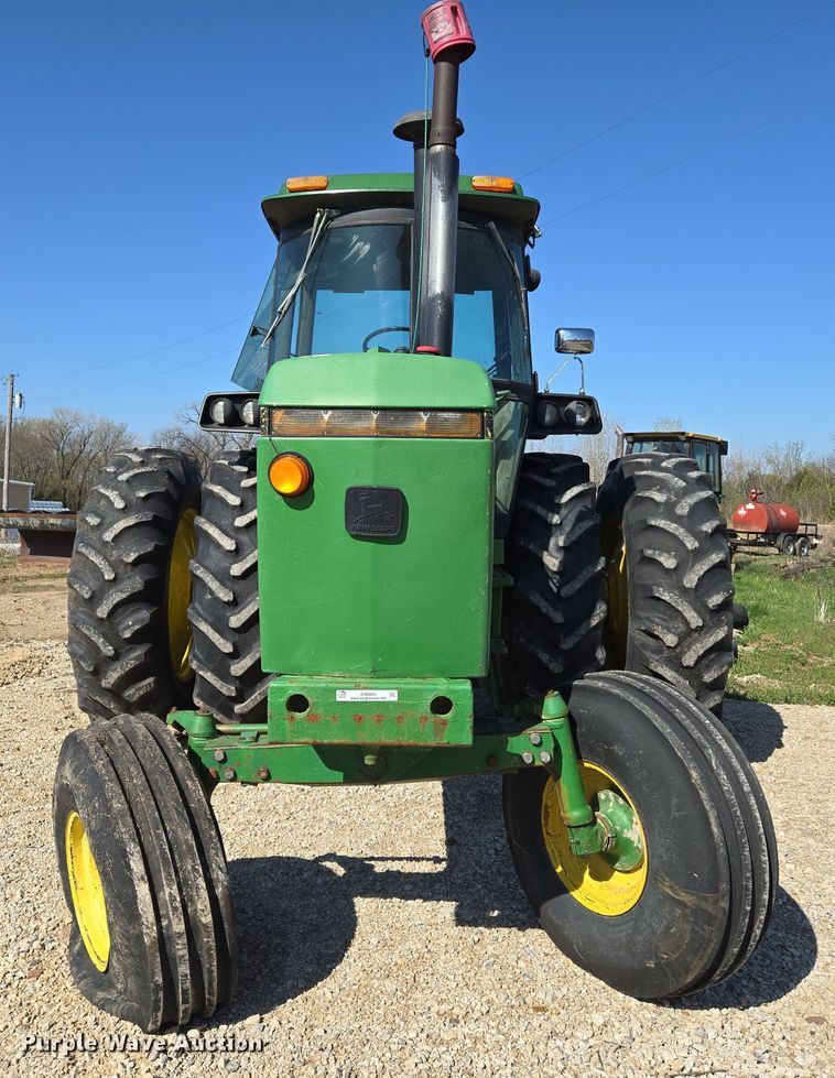 image for item EN8885 1988 John Deere 4450 tractor