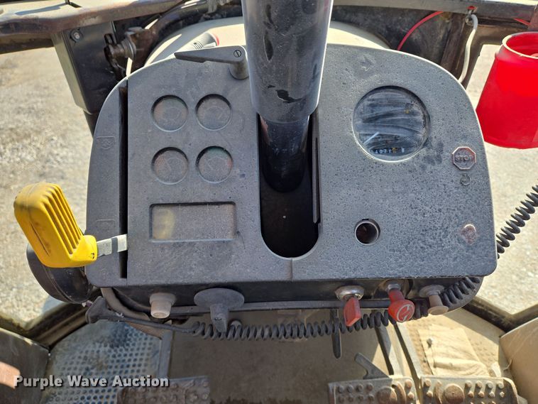 image for item EN8885 1988 John Deere 4450 tractor