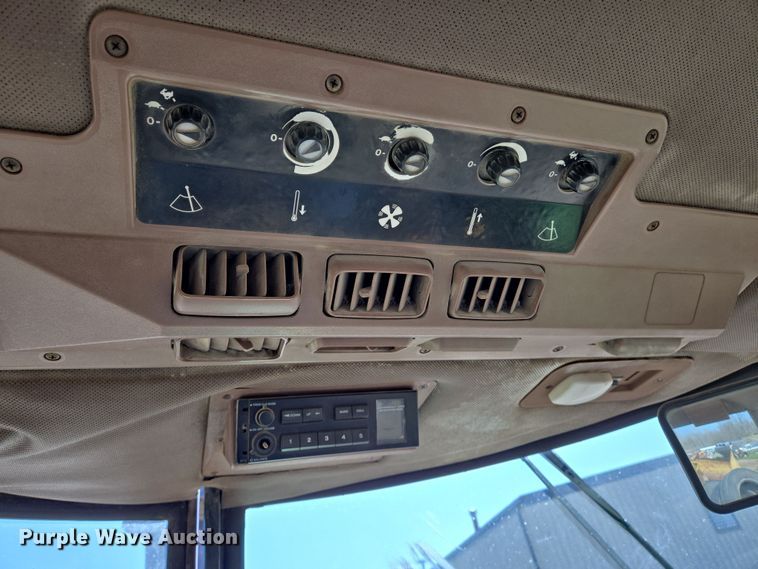 image for item EN8885 1988 John Deere 4450 tractor