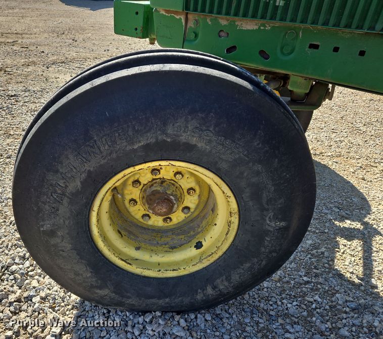 image for item EN8885 1988 John Deere 4450 tractor