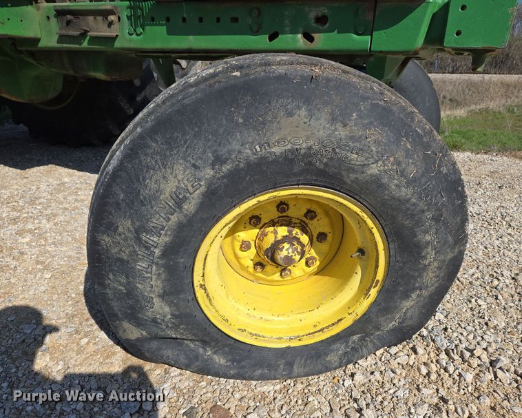 image for item EN8885 1988 John Deere 4450 tractor