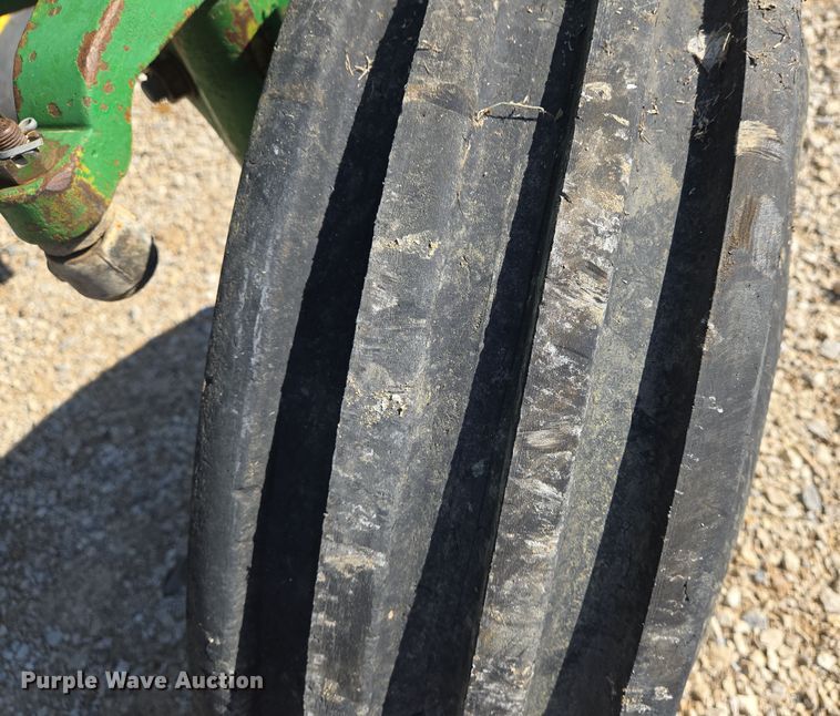 image for item EN8885 1988 John Deere 4450 tractor