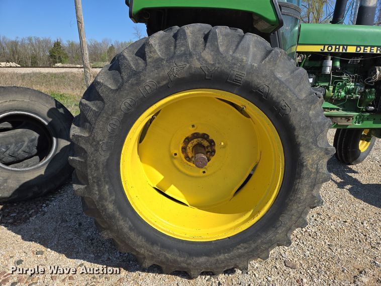 image for item EN8885 1988 John Deere 4450 tractor