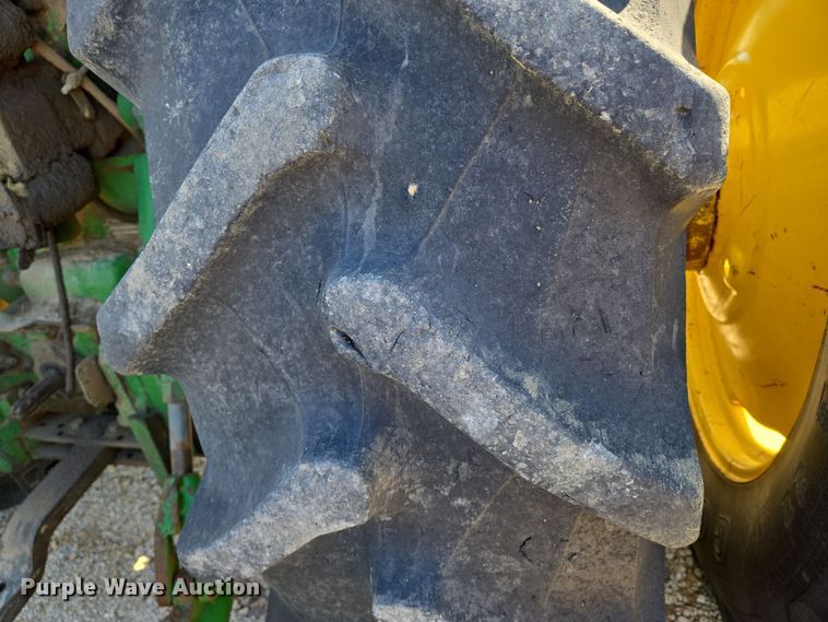 image for item EN8885 1988 John Deere 4450 tractor