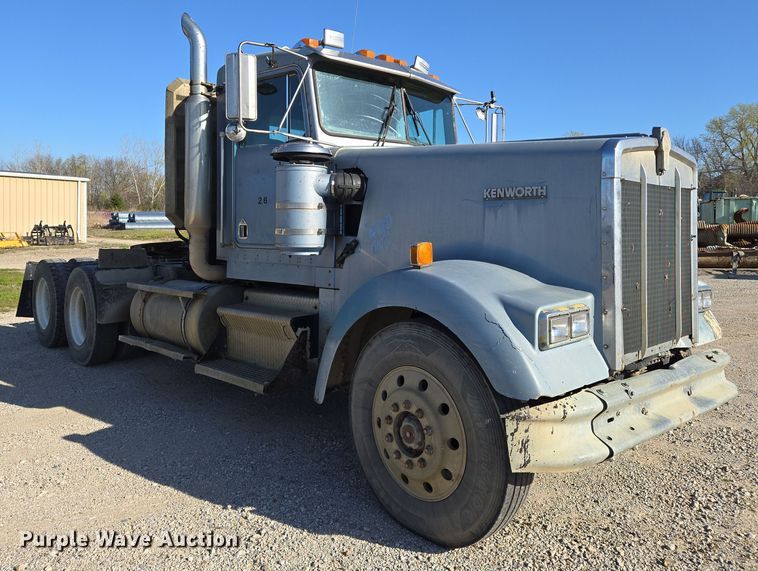 image for item EN8886 1993 Kenworth W900 semi truck