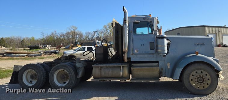 image for item EN8886 1993 Kenworth W900 semi truck