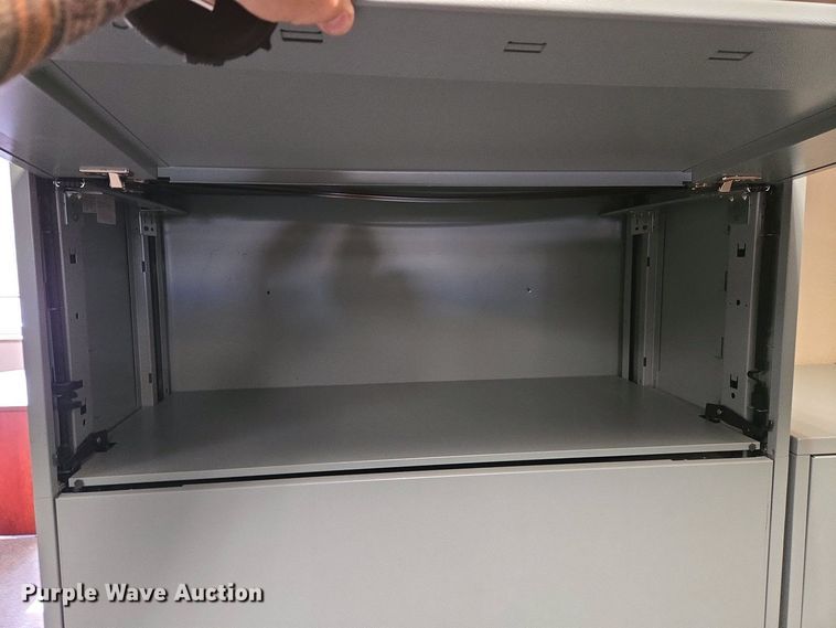 image for item EN8920 (2) filing cabinets