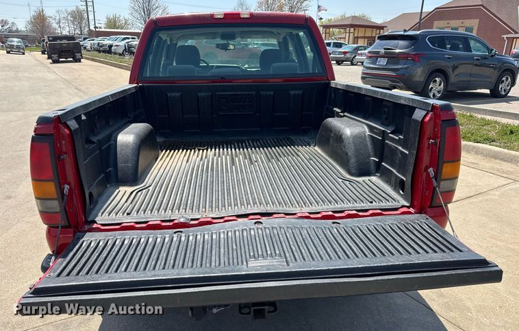 image for item EQ1289 2006 GMC Sierra 1500 Crew Cab pickup truck