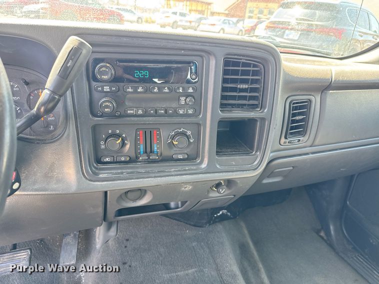image for item EQ1289 2006 GMC Sierra 1500 Crew Cab pickup truck