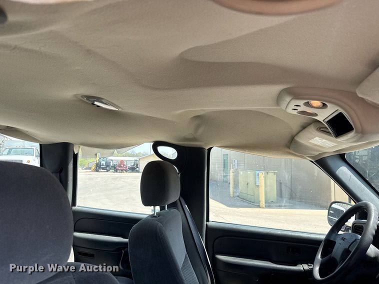 image for item EQ1289 2006 GMC Sierra 1500 Crew Cab pickup truck