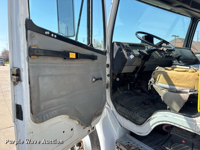 image for item EQ1290 2002 Freightliner Business Class M2 refuse truck