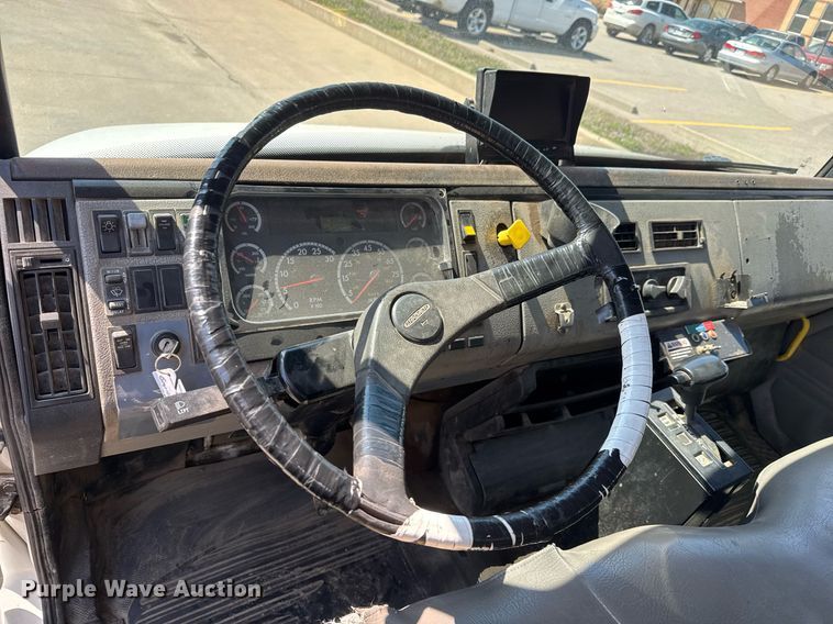 image for item EQ1290 2002 Freightliner Business Class M2 refuse truck