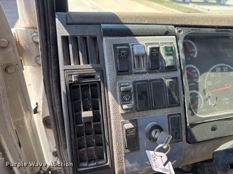 image for item EQ1290 2002 Freightliner Business Class M2 refuse truck