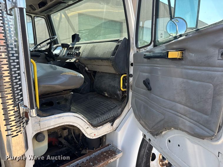 image for item EQ1290 2002 Freightliner Business Class M2 refuse truck