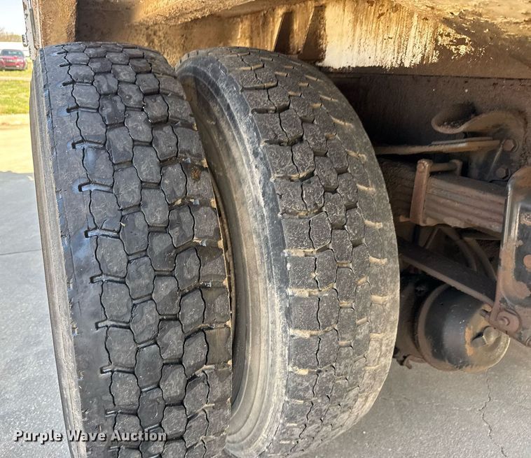 image for item EQ1290 2002 Freightliner Business Class M2 refuse truck