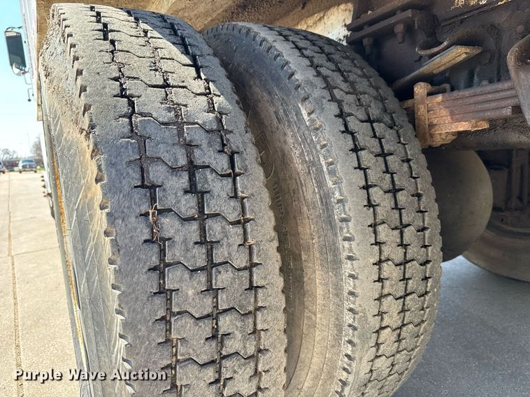 image for item EQ1290 2002 Freightliner Business Class M2 refuse truck