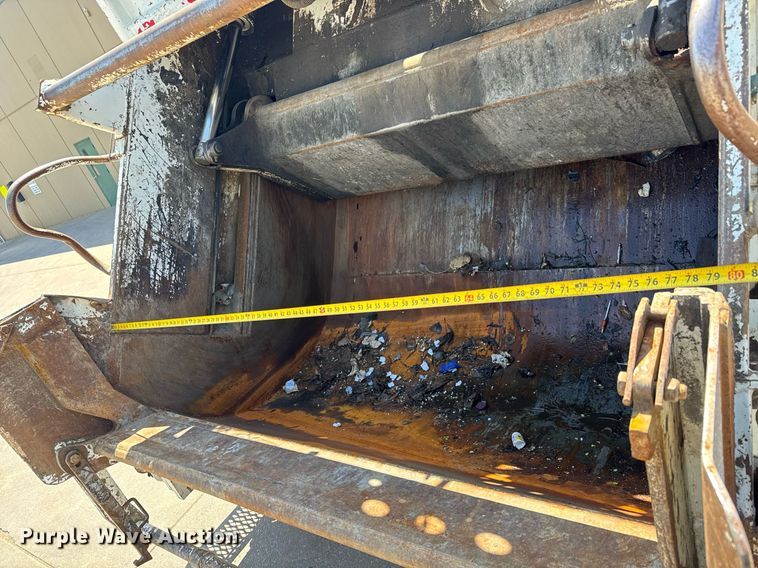 image for item EQ1295 2006 Freightliner Business Class M2 refuse truck