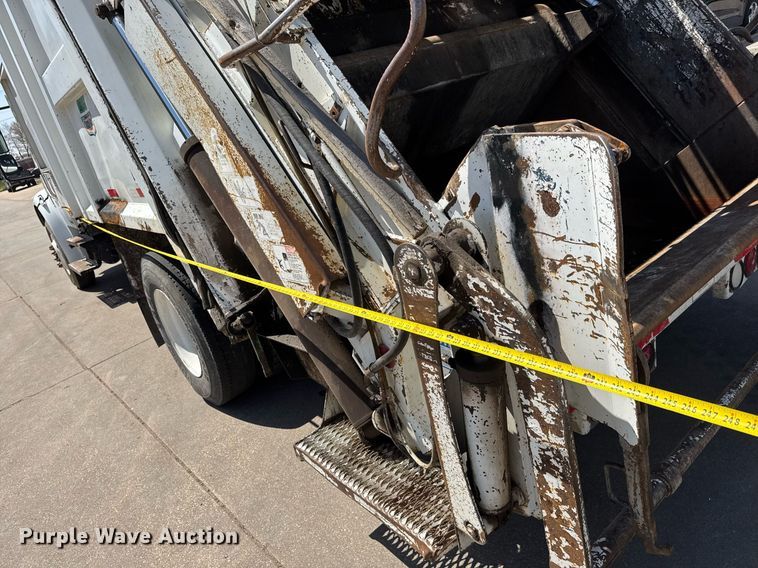 image for item EQ1295 2006 Freightliner Business Class M2 refuse truck