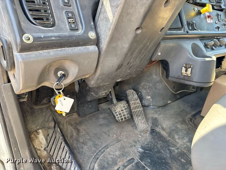 image for item EQ1295 2006 Freightliner Business Class M2 refuse truck