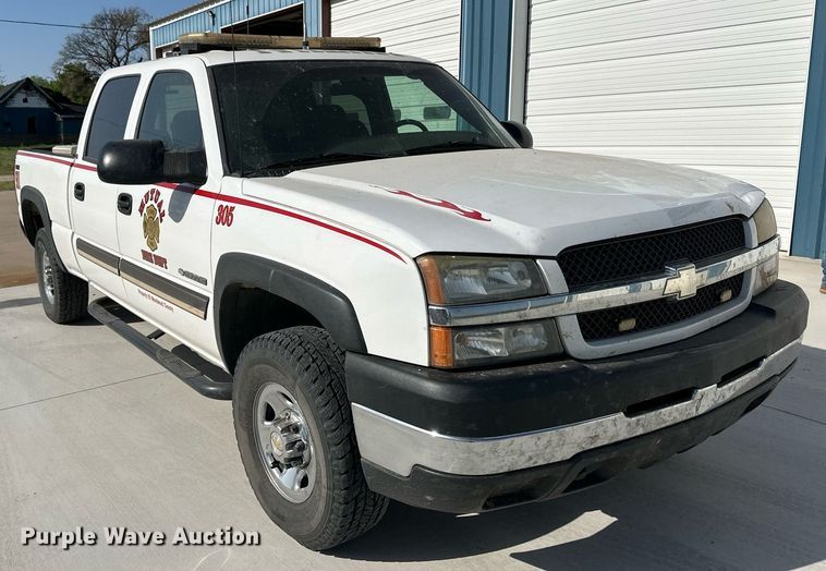 image for item EQ4585 2003 Chevrolet Silverado 2500HD Crew Cab pickup truck