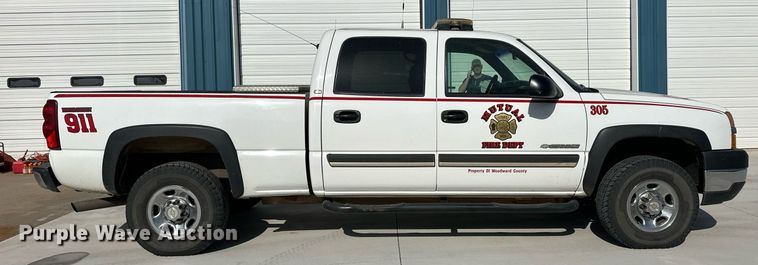 image for item EQ4585 2003 Chevrolet Silverado 2500HD Crew Cab pickup truck