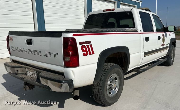 image for item EQ4585 2003 Chevrolet Silverado 2500HD Crew Cab pickup truck