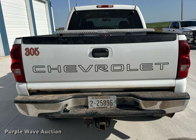 image for item EQ4585 2003 Chevrolet Silverado 2500HD Crew Cab pickup truck