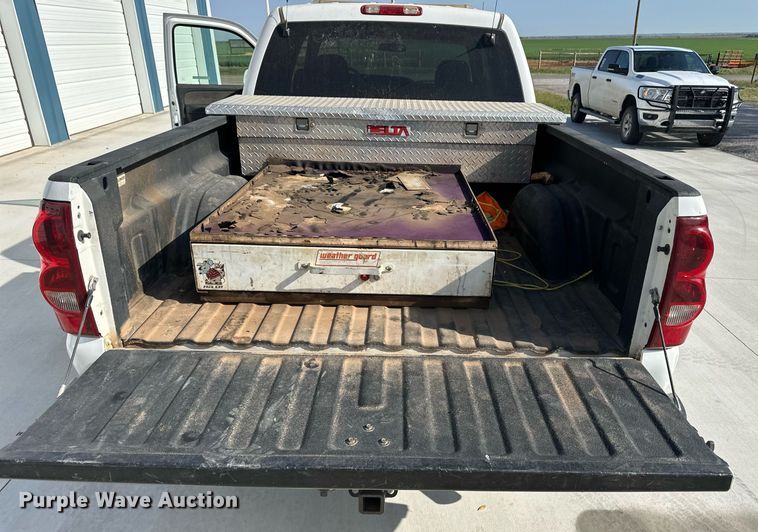 image for item EQ4585 2003 Chevrolet Silverado 2500HD Crew Cab pickup truck