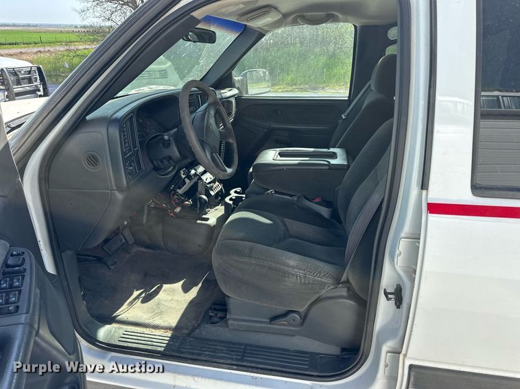 image for item EQ4585 2003 Chevrolet Silverado 2500HD Crew Cab pickup truck