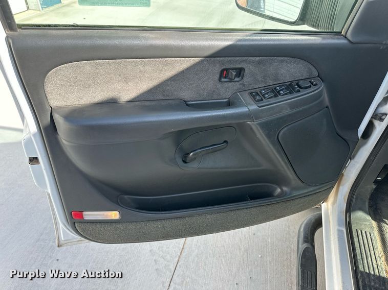 image for item EQ4585 2003 Chevrolet Silverado 2500HD Crew Cab pickup truck