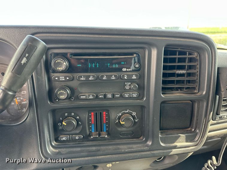 image for item EQ4585 2003 Chevrolet Silverado 2500HD Crew Cab pickup truck