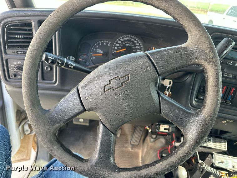 image for item EQ4585 2003 Chevrolet Silverado 2500HD Crew Cab pickup truck