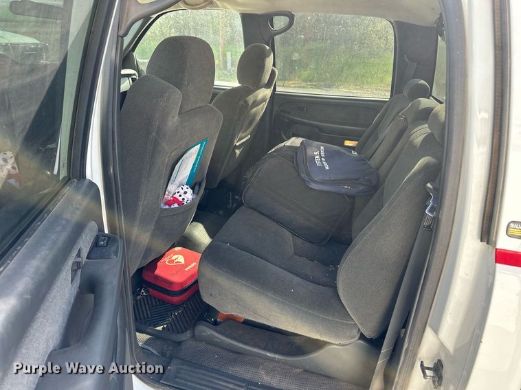 image for item EQ4585 2003 Chevrolet Silverado 2500HD Crew Cab pickup truck