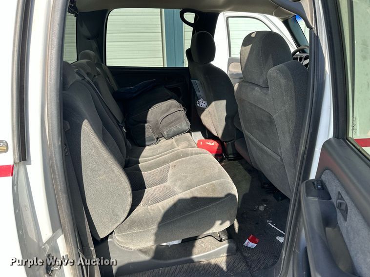 image for item EQ4585 2003 Chevrolet Silverado 2500HD Crew Cab pickup truck