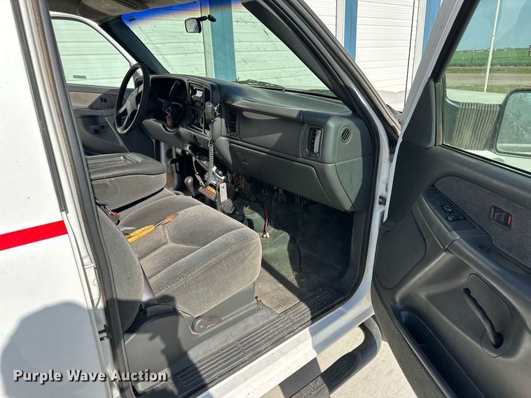 image for item EQ4585 2003 Chevrolet Silverado 2500HD Crew Cab pickup truck