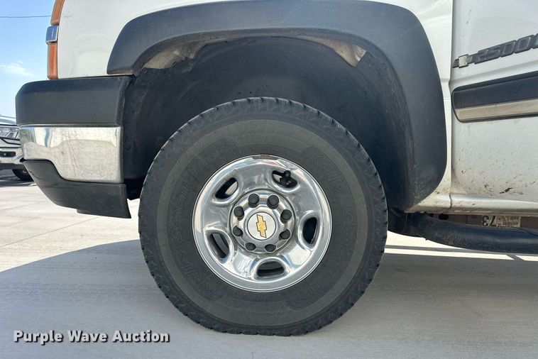 image for item EQ4585 2003 Chevrolet Silverado 2500HD Crew Cab pickup truck