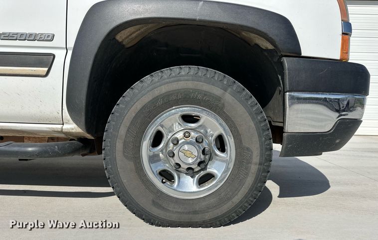 image for item EQ4585 2003 Chevrolet Silverado 2500HD Crew Cab pickup truck