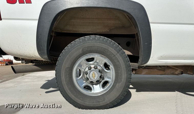 image for item EQ4585 2003 Chevrolet Silverado 2500HD Crew Cab pickup truck