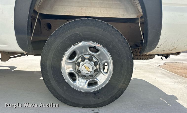 image for item EQ4585 2003 Chevrolet Silverado 2500HD Crew Cab pickup truck