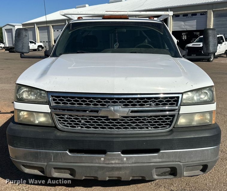 image for item EQ4605 2005 Chevrolet Silverado 3500HD utility bed pickup truck