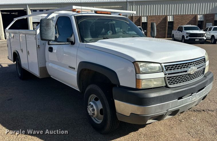 image for item EQ4605 2005 Chevrolet Silverado 3500HD utility bed pickup truck