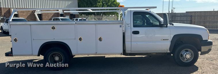 image for item EQ4605 2005 Chevrolet Silverado 3500HD utility bed pickup truck