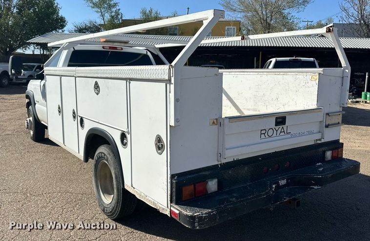 image for item EQ4605 2005 Chevrolet Silverado 3500HD utility bed pickup truck