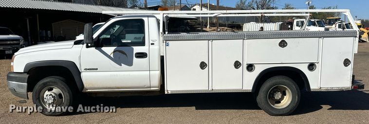 image for item EQ4605 2005 Chevrolet Silverado 3500HD utility bed pickup truck