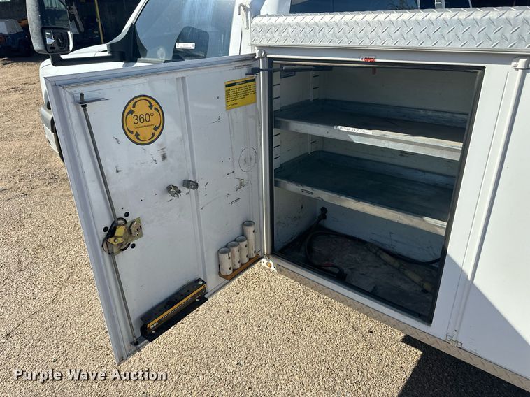 image for item EQ4605 2005 Chevrolet Silverado 3500HD utility bed pickup truck