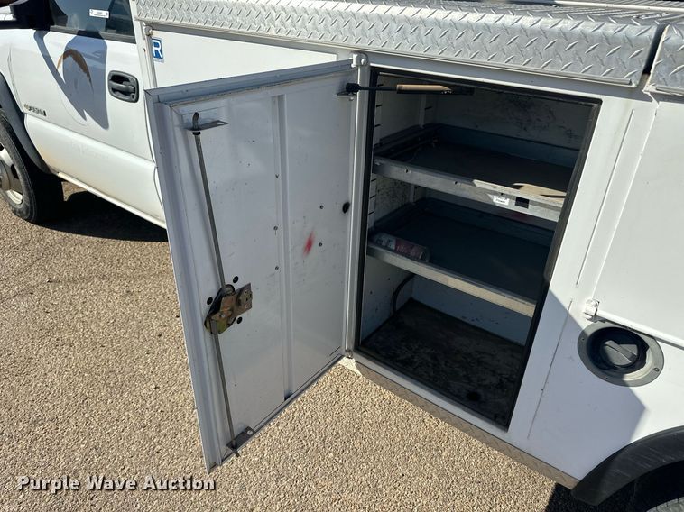 image for item EQ4605 2005 Chevrolet Silverado 3500HD utility bed pickup truck