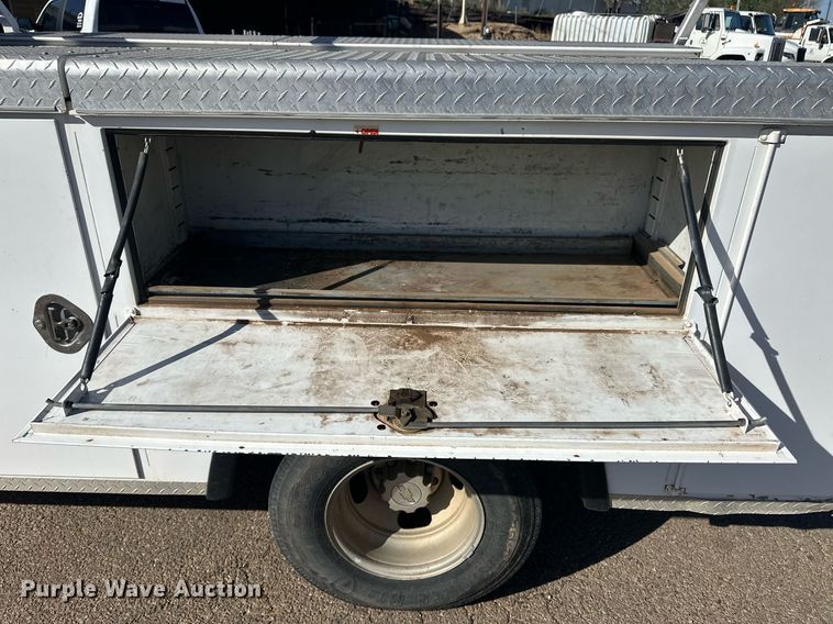 image for item EQ4605 2005 Chevrolet Silverado 3500HD utility bed pickup truck