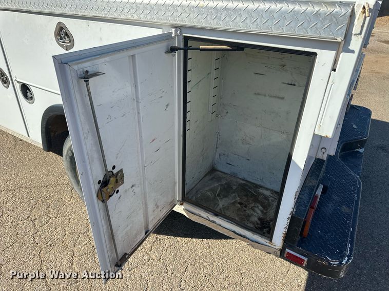 image for item EQ4605 2005 Chevrolet Silverado 3500HD utility bed pickup truck