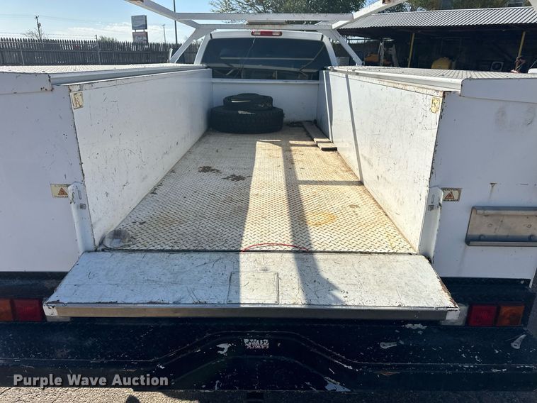 image for item EQ4605 2005 Chevrolet Silverado 3500HD utility bed pickup truck